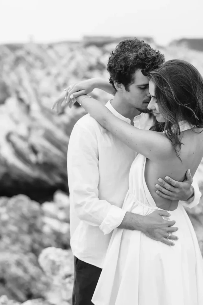 Sessão de noivado fine art nas formações rochosas do Baleal em Peniche com céu dramático.