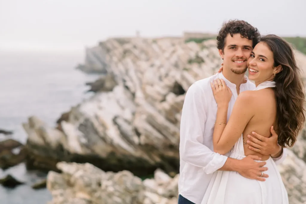 Sessão de noivado fine art nas formações rochosas do Baleal em Peniche com céu dramático.