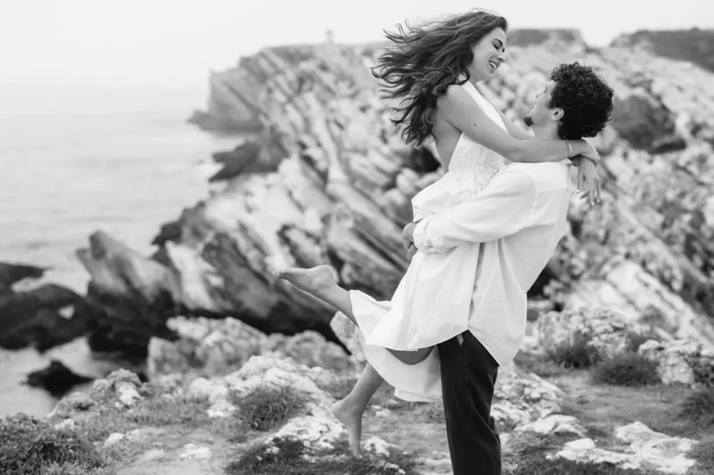 Sessão de noivado fine art nas formações rochosas do Baleal em Peniche com céu dramático.