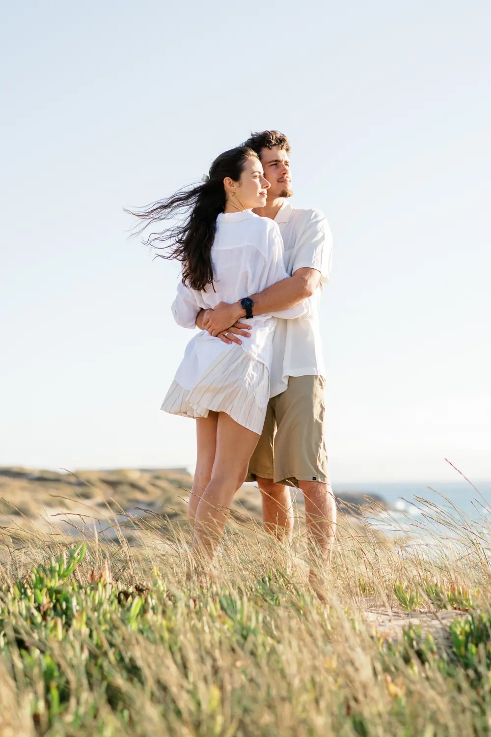 Fotografia documental de noivos a divertirem-se nas dunas da Praia da Crismina em Cascais.