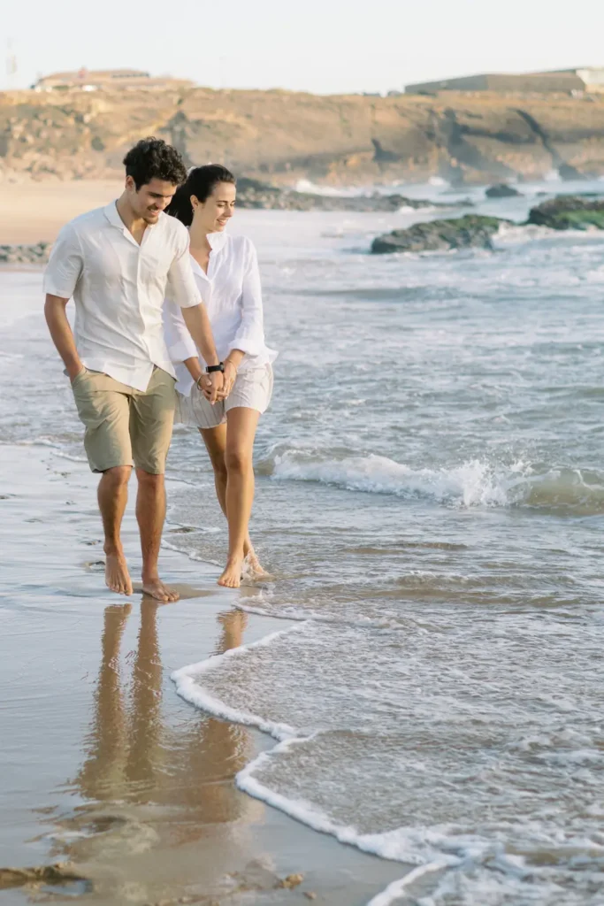Luz de pôr do sol incrível em sessão de solteiros na Praia da Crismina, fotógrafo de casamentos em Cascais.