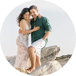 casal de noivos felizes e sorridentes em sessão de noivado pré casamento na ilha do baleal em Peniche