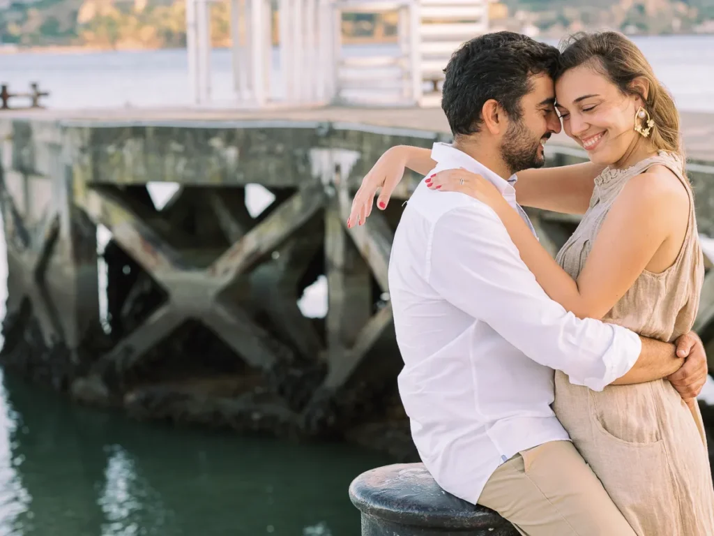 Fotografia fine art e documental de noivos à beira rio em Lisboa.