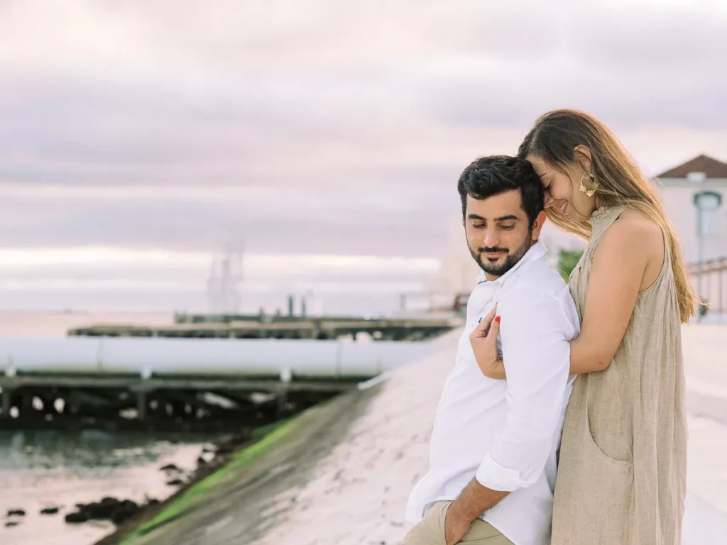Sessão pre-wedding romântica com luz de pôr do sol na zona ribeirinha de Belém, Rio Tejo.