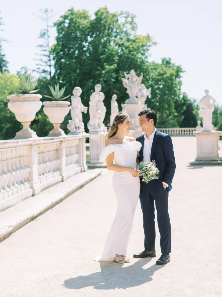 Sessão pre-wedding romântica com luz dura e sombras geométricas na arquitetura do Palácio de Queluz.