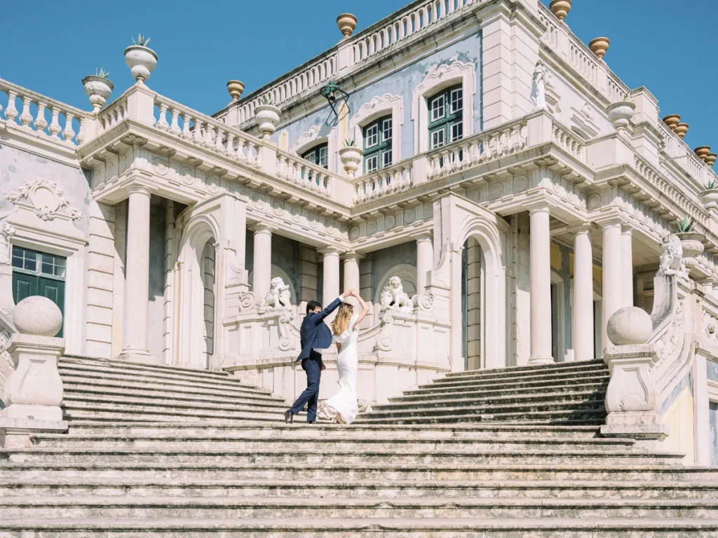 Casal em sessão fotográfica pré casamento no Palácio Nacional de queluz
