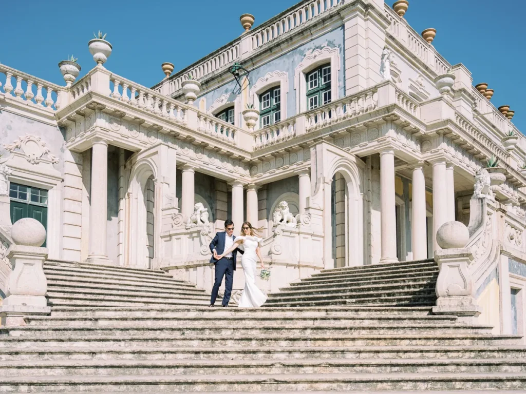 Fotografia documental de destination wedding, casal a passear no Palácio Nacional de Queluz.
