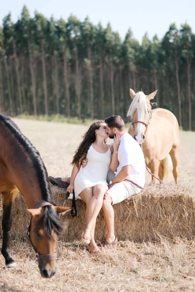 Fotógrafo de casamentos em Torres Vedras, retrato romântico de noivos com cavalos e pôr do sol.