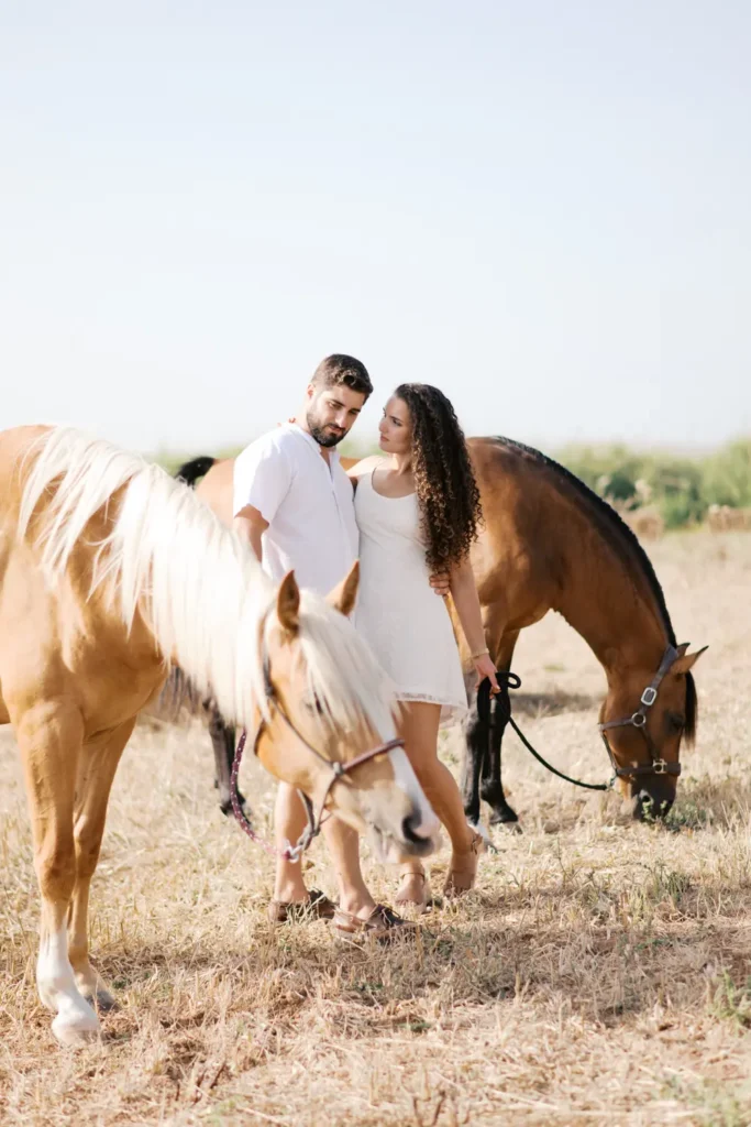 Fotógrafo de casamentos em Torres Vedras, retrato romântico de noivos com cavalos e pôr do sol.