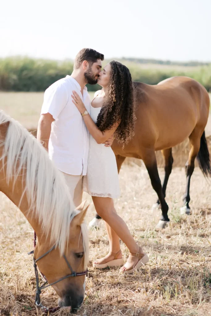 Sessão de noivado fine art com cavalos da raça Lusitana no campo, fotografia elegante e documental.