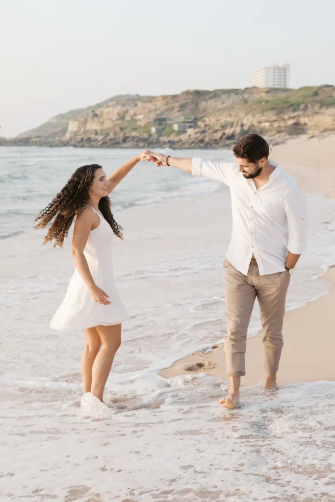Casal de noivos a namorar na Praia do Porto Novo no Vimeiro, Torres Vedras, com luz de golden hour.