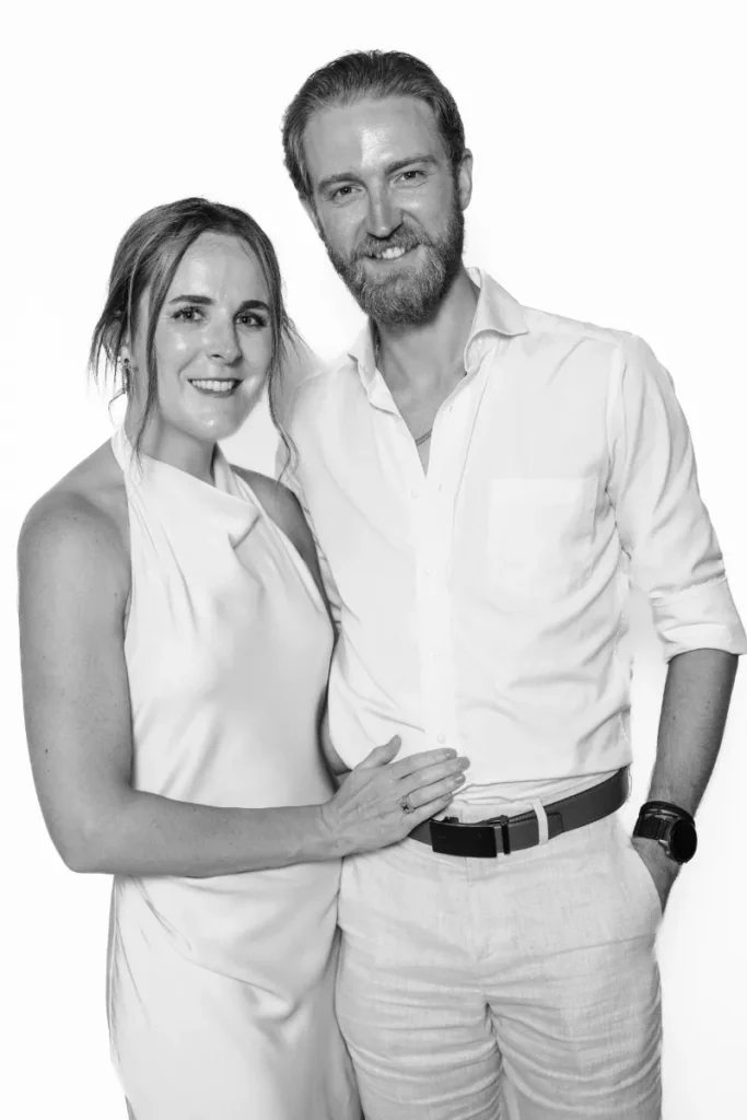 Grupo de colegas a sorrir num retrato editorial a preto e branco durante uma ativação de marca corporativa em Lisboa.