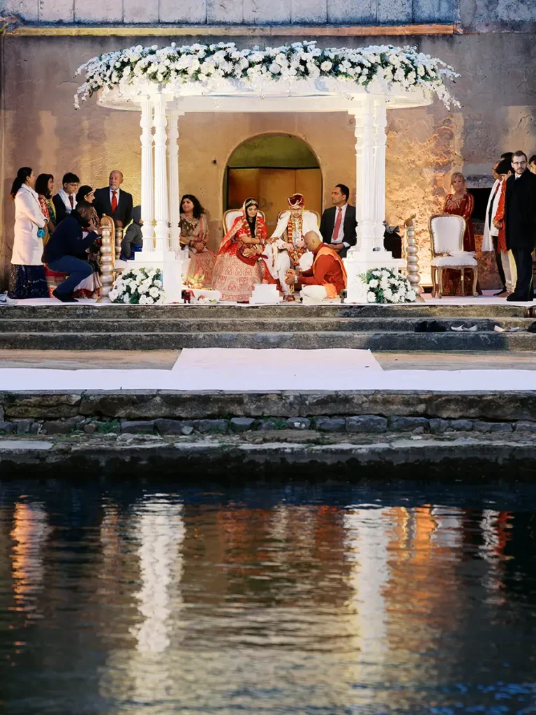 casamento indiano no penha longa resort em cascais junto a um lago ao final de dia