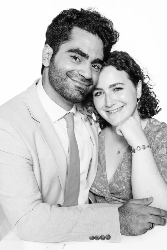 Convidados de casamento a posar de forma elegante na Portrait Station, o nosso estúdio fotográfico ao vivo para eventos em Lisboa.