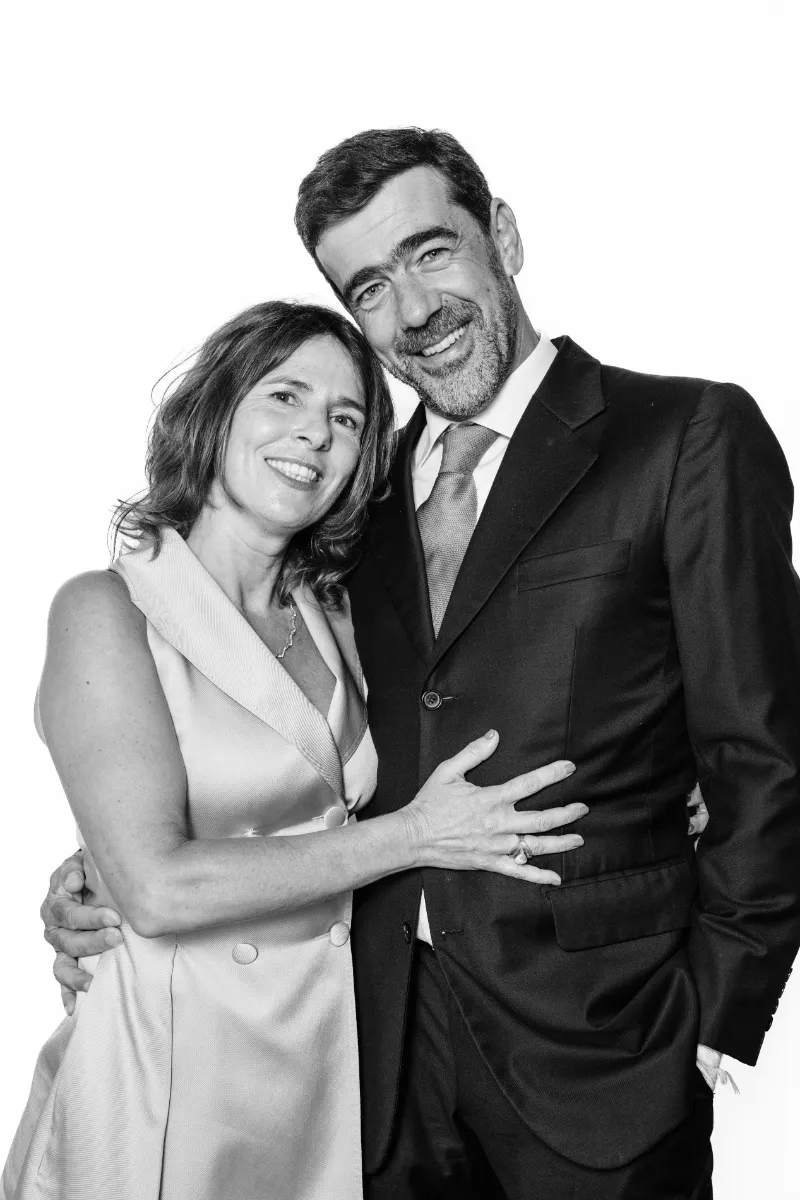 Fotógrafo profissional da Boris the Cat direciona convidados na Portrait Station para garantir o retrato perfeito numa festa.