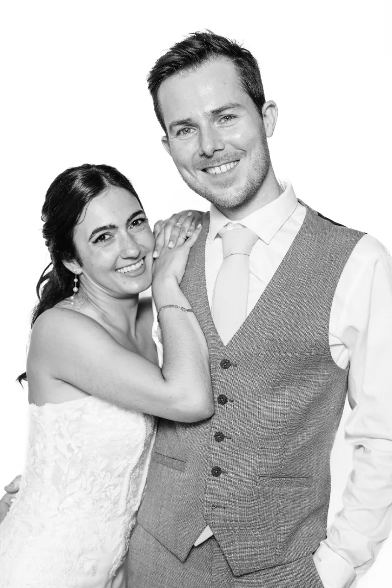 Noivos elegantes a posarem com atitude de revista de moda no estúdio fotográfico Portrait Station durante a festa do seu casamento em Portugal.