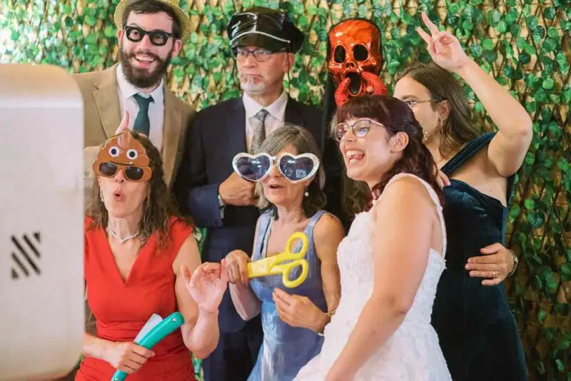 momento de diversão hilariante no photobooth da boris the Cat num casamento em Lisboa
