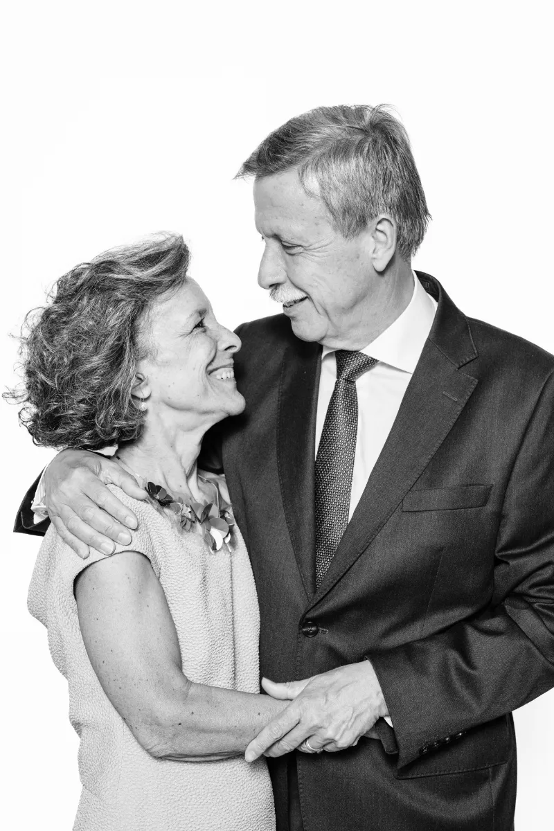 Retrato a preto e branco de um casal idoso com um sorriso ternurento e feliz, captado com iluminação de estúdio na Portrait Station.