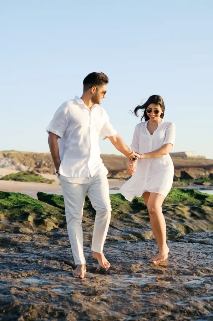 Casal Karishma e Shivam na sua sessão fotográfica pré casamento na praia do guincho em cascais ao final da tarde